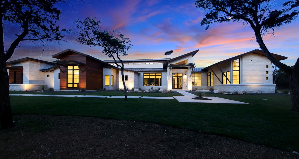 Стильный дизайн: огромный, одноэтажный, деревянный, белый частный загородный дом в современном стиле с двускатной крышей и металлической крышей - последний тренд