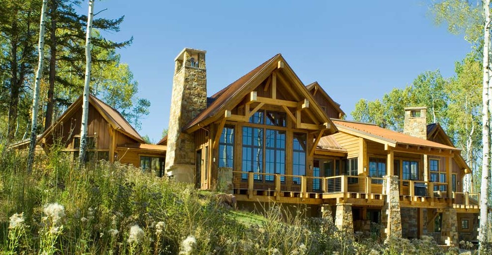 Источник вдохновения для домашнего уюта: трехэтажный, деревянный, коричневый дом в стиле неоклассика (современная классика) с двускатной крышей