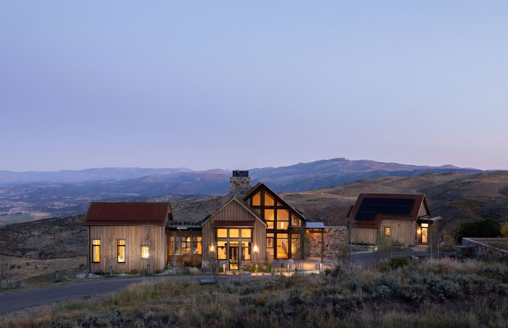 Geräumiges, Zweistöckiges Landhaus Haus mit Satteldach, Blechdach, brauner Fassadenfarbe, rotem Dach und Wandpaneelen in Denver