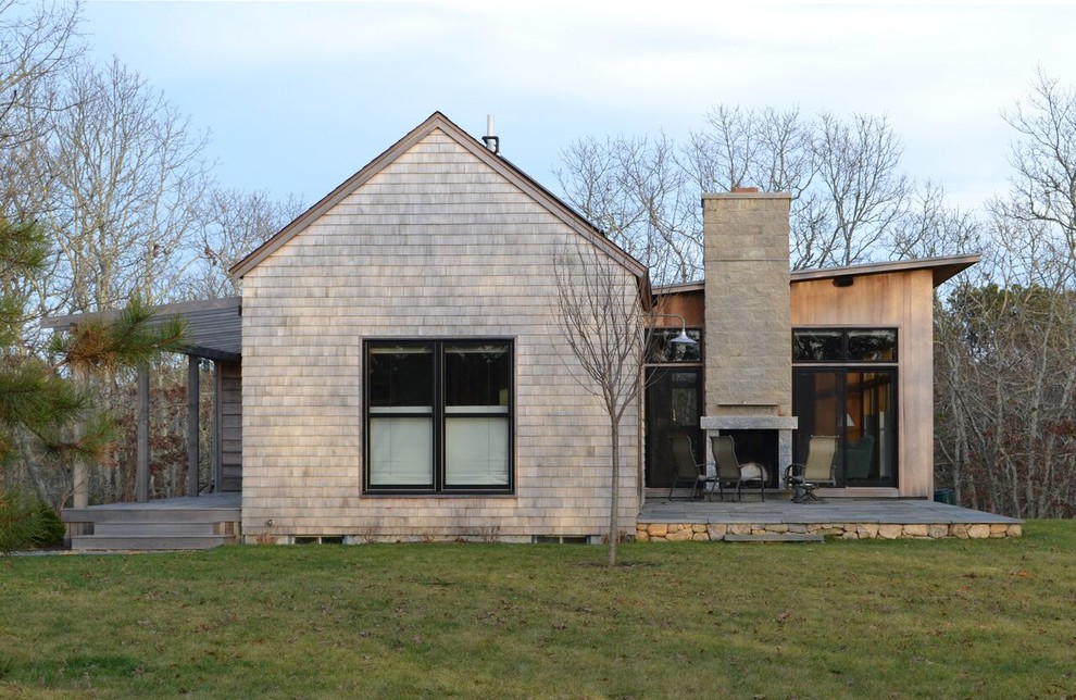 Foto della casa con tetto a falda unica marrone rustico a un piano di medie dimensioni con rivestimento in legno