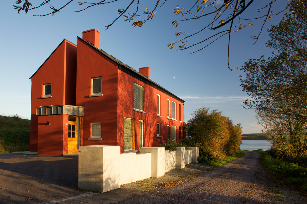 Foto della facciata di una casa rossa contemporanea