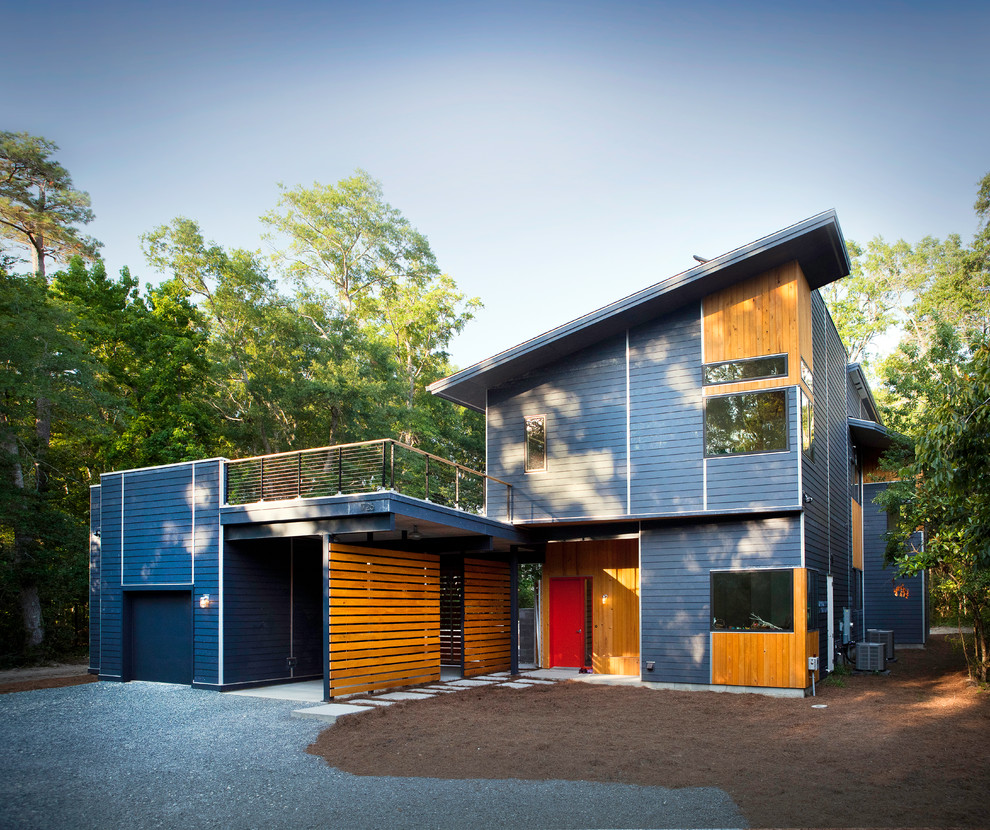Foto de fachada azul contemporánea con revestimiento de madera y tejado de un solo tendido