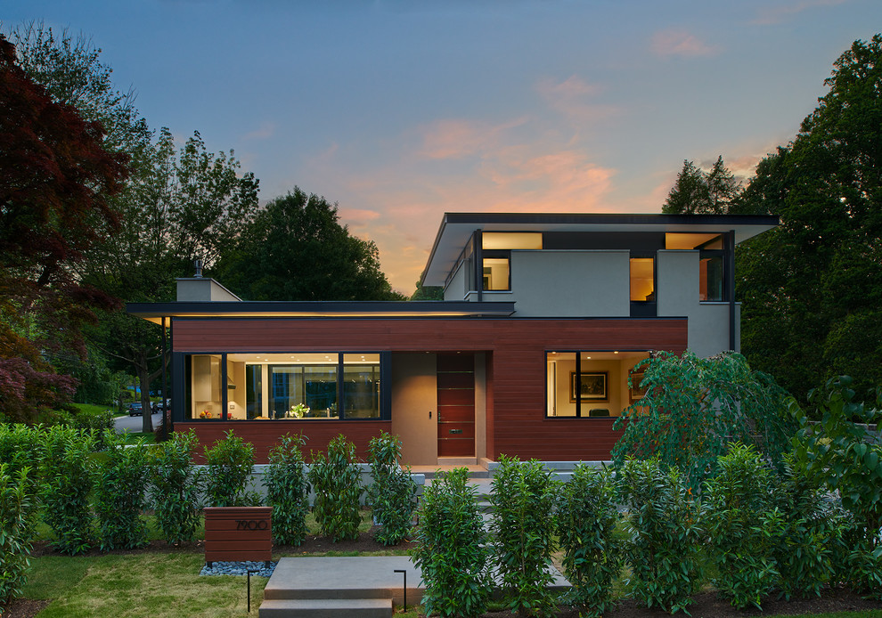 Inspiration för mellanstora moderna grå hus, med två våningar, stuckatur, platt tak och tak i mixade material