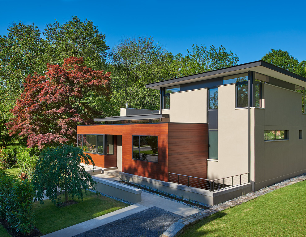 Пример оригинального дизайна: двухэтажный, серый частный загородный дом среднего размера в современном стиле с облицовкой из цементной штукатурки, плоской крышей и крышей из смешанных материалов