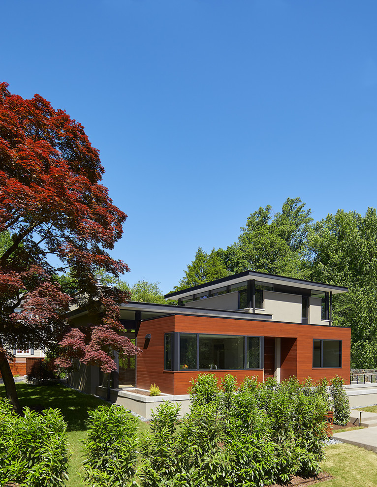 Идея дизайна: двухэтажный, серый частный загородный дом среднего размера в современном стиле с облицовкой из цементной штукатурки, плоской крышей и крышей из смешанных материалов