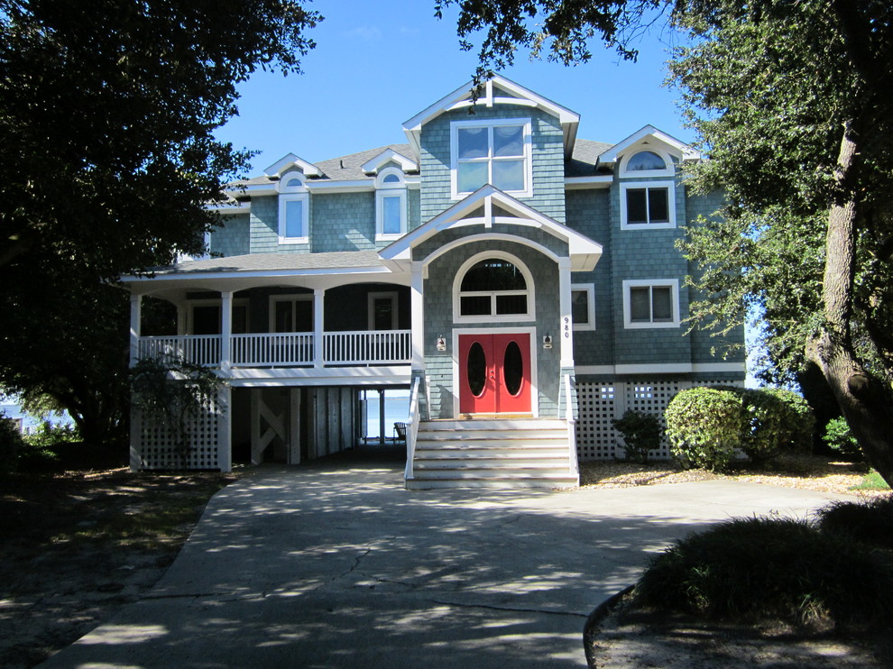 Foto della facciata di una casa grande blu stile marinaro a due piani con rivestimenti misti