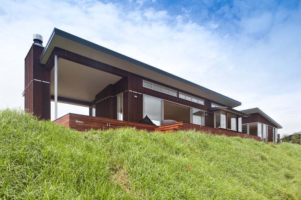 Einstöckiges Modernes Haus mit brauner Fassadenfarbe in Auckland
