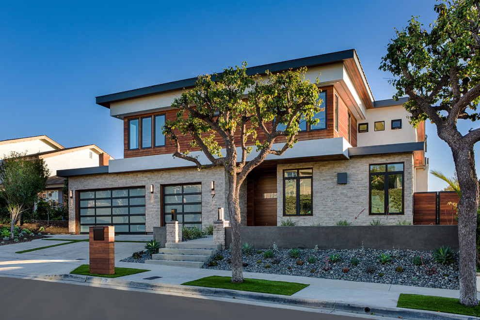 Diseño de fachada de casa multicolor contemporánea de tamaño medio de dos plantas con revestimientos combinados y tejado plano