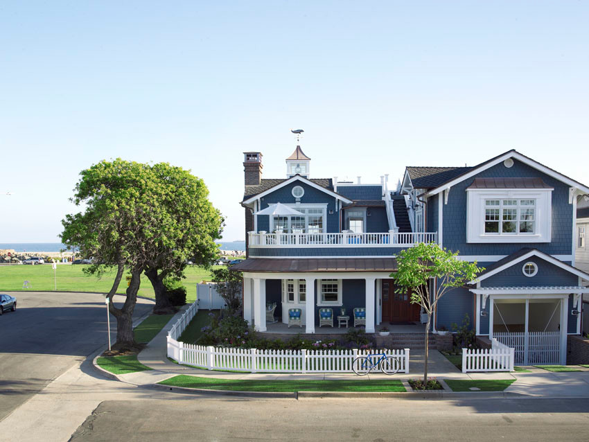 Zweistöckiges Maritimes Haus mit Mix-Fassade und blauer Fassadenfarbe in San Diego