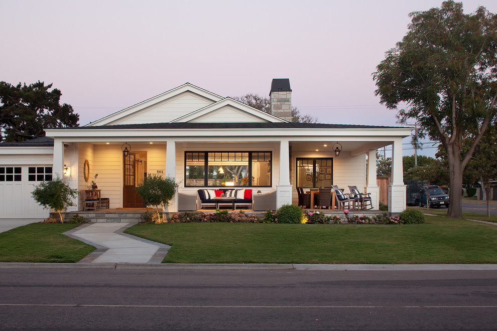 Mittelgroße, Einstöckige Landhaus Holzfassade Haus mit weißer Fassadenfarbe in San Diego