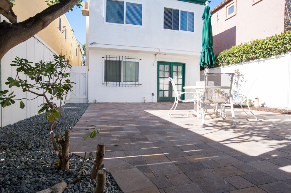 Esempio di un patio o portico tradizionale di medie dimensioni e dietro casa con pavimentazioni in pietra naturale e nessuna copertura