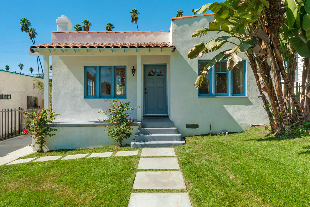 Einstöckiges Mediterranes Haus mit weißer Fassadenfarbe in Los Angeles
