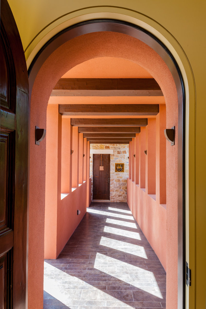 Immagine della facciata di una casa grande rossa contemporanea a due piani con rivestimento in stucco e tetto piano