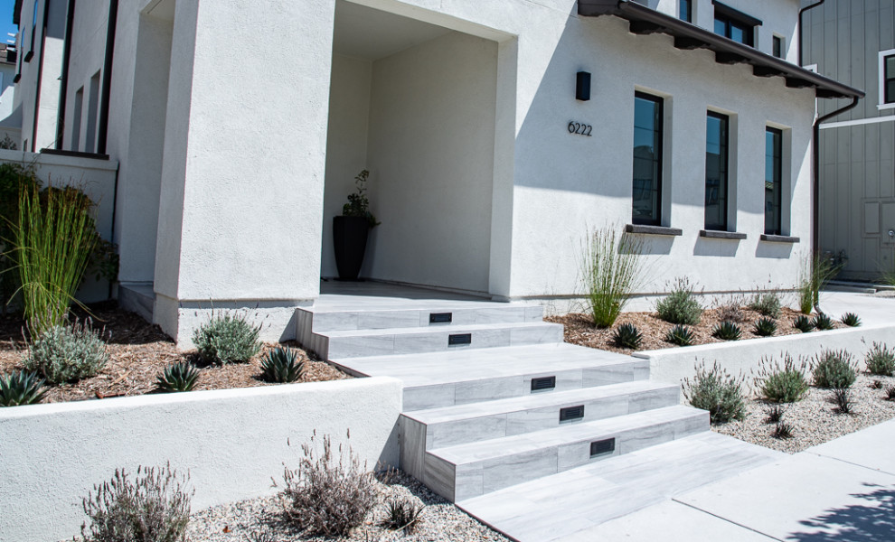 Kleines, Zweistöckiges Modernes Einfamilienhaus mit Putzfassade, weißer Fassadenfarbe, Flachdach und Schindeldach in San Diego