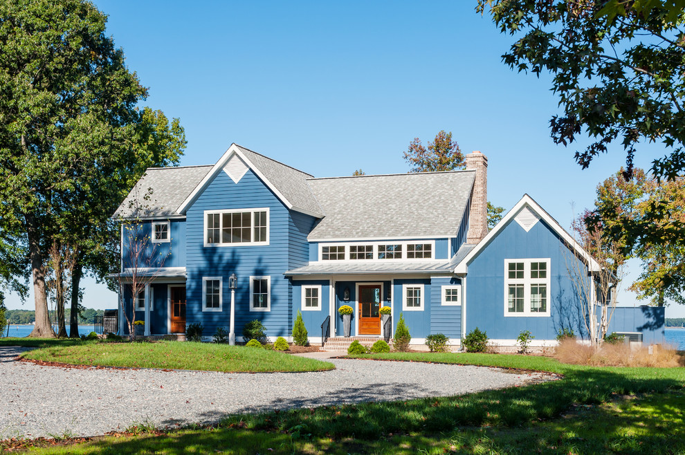 Источник вдохновения для домашнего уюта: большой, двухэтажный, деревянный, синий частный загородный дом в стиле неоклассика (современная классика) с двускатной крышей и крышей из гибкой черепицы
