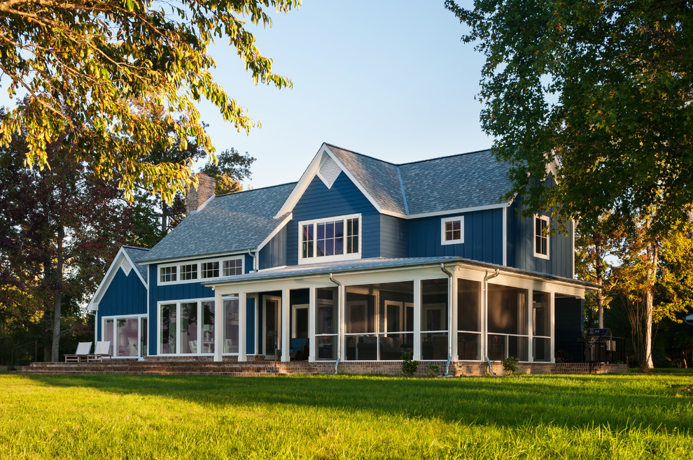 Mittelgroßes, Zweistöckiges Country Einfamilienhaus mit Faserzement-Fassade, blauer Fassadenfarbe, Satteldach und Misch-Dachdeckung in Richmond