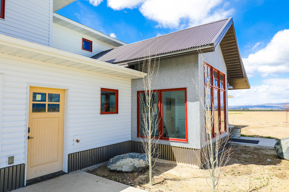 Country Einfamilienhaus mit Mix-Fassade und Misch-Dachdeckung in Sonstige