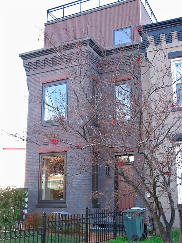 Foto della facciata di una casa marrone rustica a due piani con rivestimento in metallo e tetto a padiglione