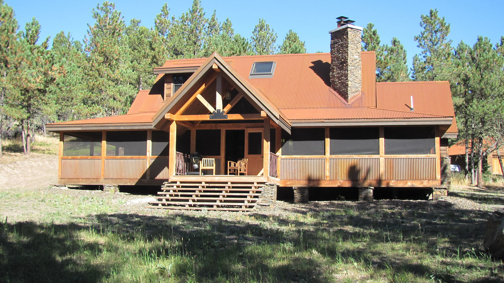 Esempio della facciata di una casa marrone rustica con rivestimento in metallo