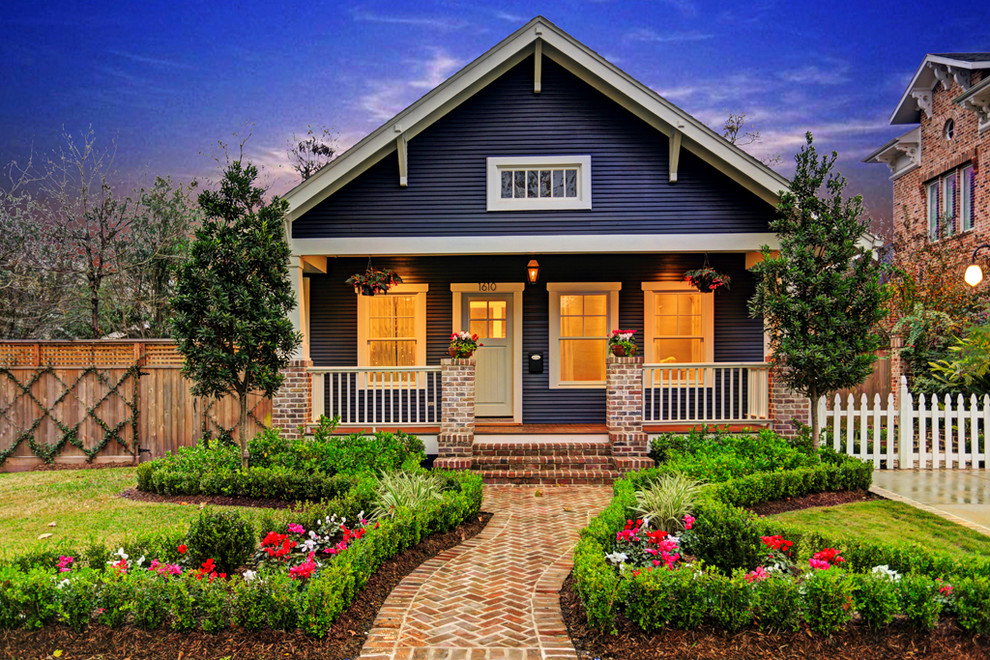 Kleines, Zweistöckiges Klassisches Haus mit blauer Fassadenfarbe und Satteldach in Houston