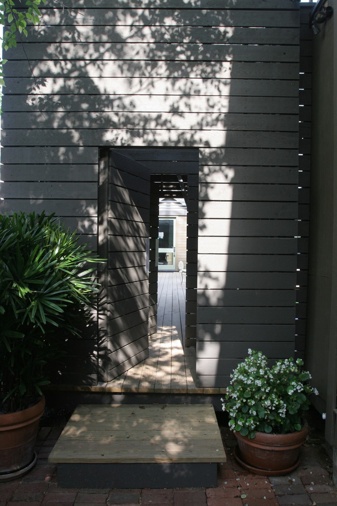 Cette photo montre une façade de maison marron craftsman à un étage avec un revêtement mixte.