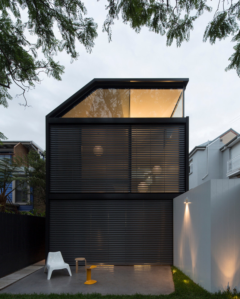 Inspiration pour une façade de maison noire design à un étage et de taille moyenne.