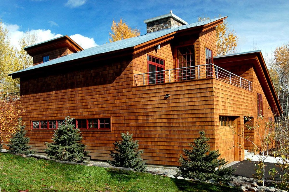 На фото: двухэтажный, деревянный, коричневый дом среднего размера в стиле кантри с односкатной крышей
