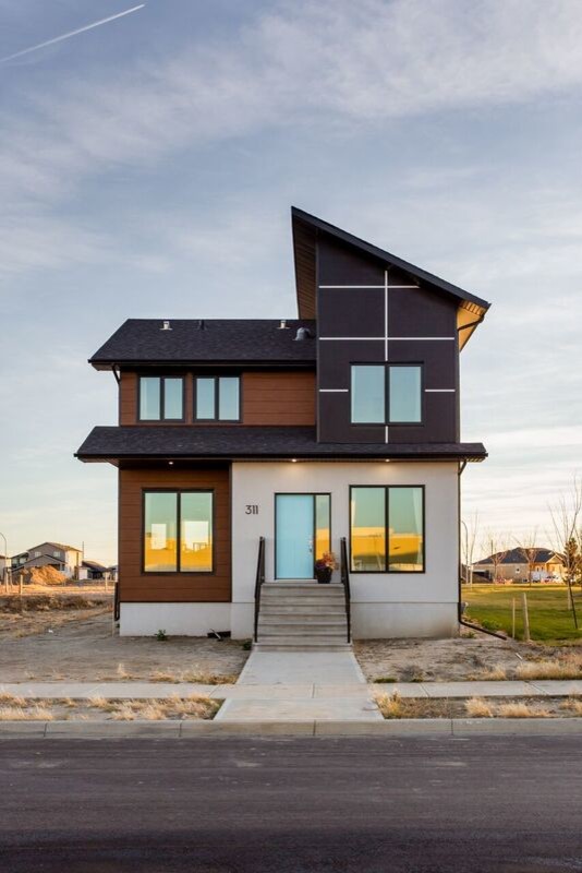 Mittelgroßes, Zweistöckiges Modernes Haus mit Mix-Fassade, bunter Fassadenfarbe und Flachdach in Calgary