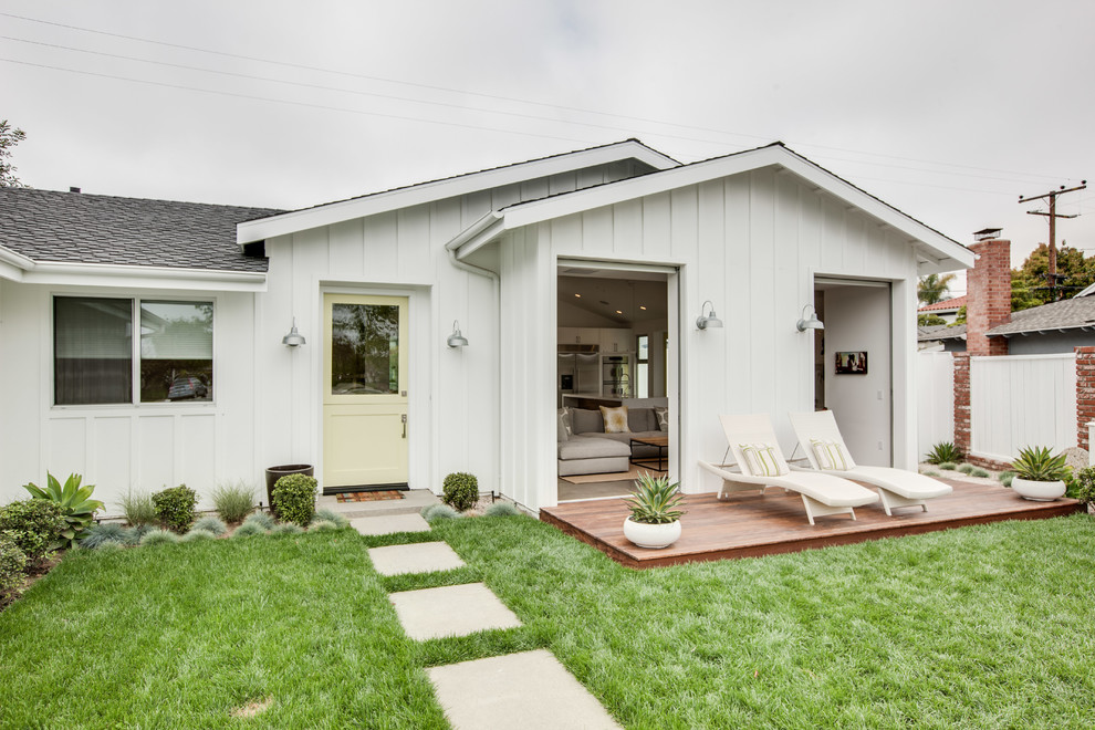 Kleines, Einstöckiges Modernes Haus mit weißer Fassadenfarbe in Orange County