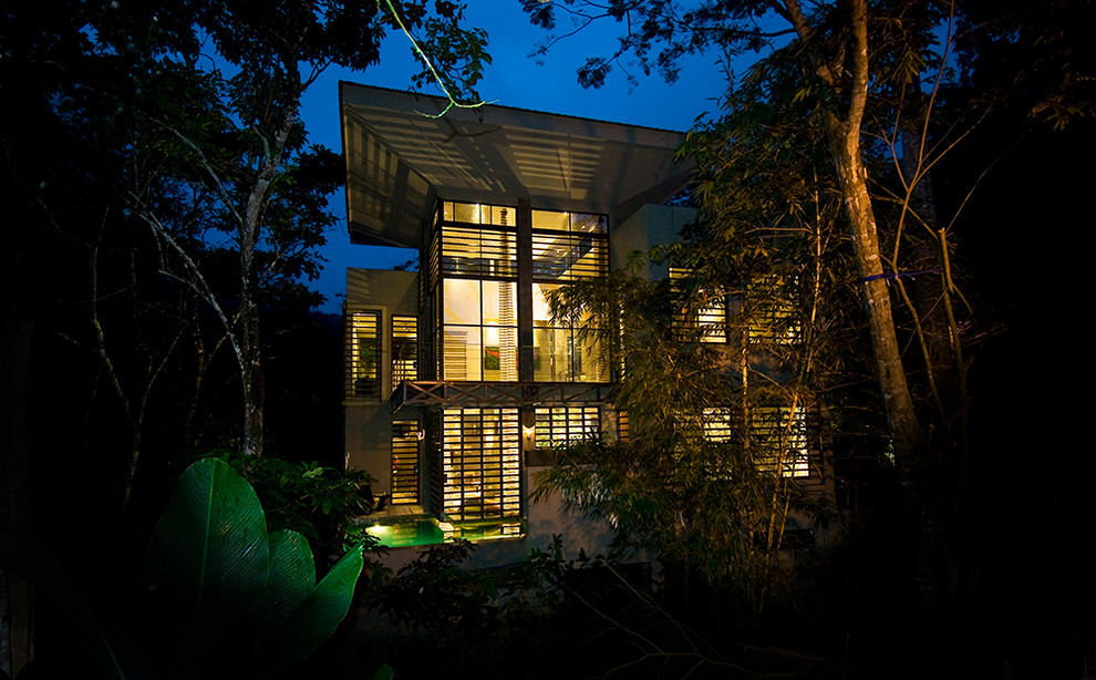 Modelo de fachada de casa multicolor moderna grande de dos plantas con revestimiento de vidrio y tejado plano