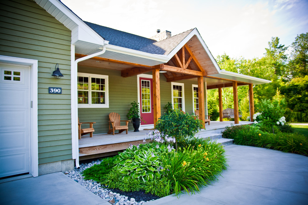 Идея дизайна: маленький, одноэтажный, деревянный, синий дом в классическом стиле для на участке и в саду