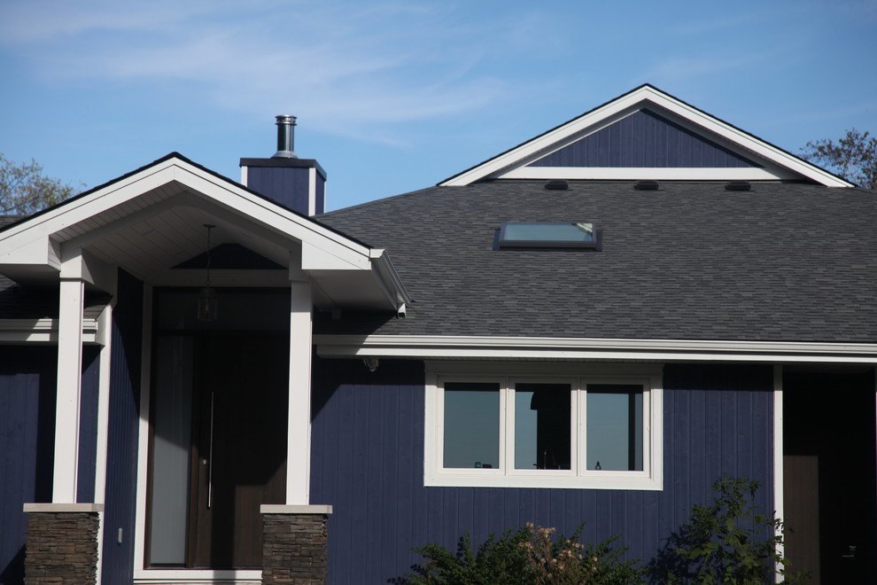 Idées déco pour une grande façade de maison bleue classique en bois de plain-pied avec un toit à deux pans et un toit en shingle.