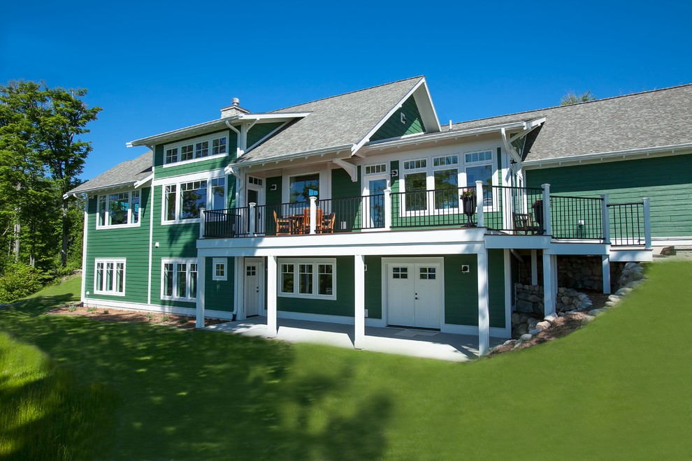 Пример оригинального дизайна: большой, двухэтажный, деревянный, зеленый дом в стиле кантри