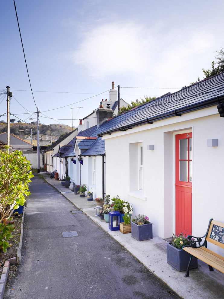 Kleines Klassisches Haus mit weißer Fassadenfarbe in Dublin