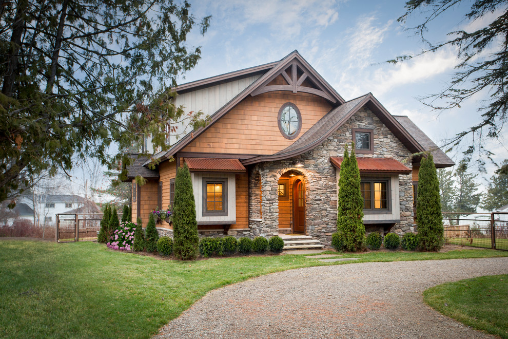 Aménagement d'une façade de maison multicolore montagne à un étage et de taille moyenne avec un revêtement mixte, un toit en shingle et un toit à deux pans.