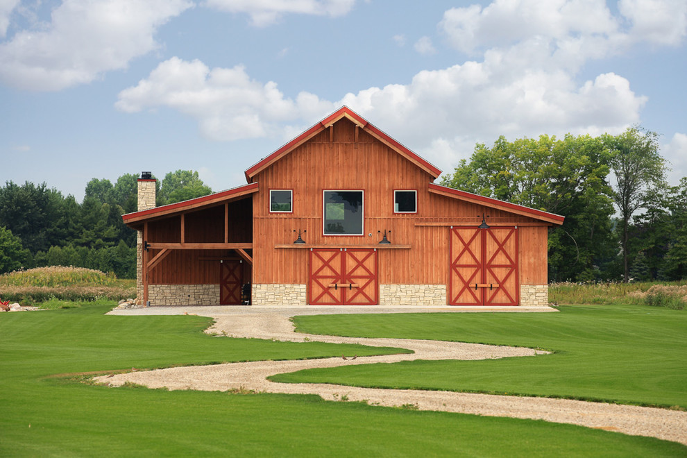 Пример оригинального дизайна: большой, двухэтажный, деревянный, коричневый дом в стиле кантри с двускатной крышей