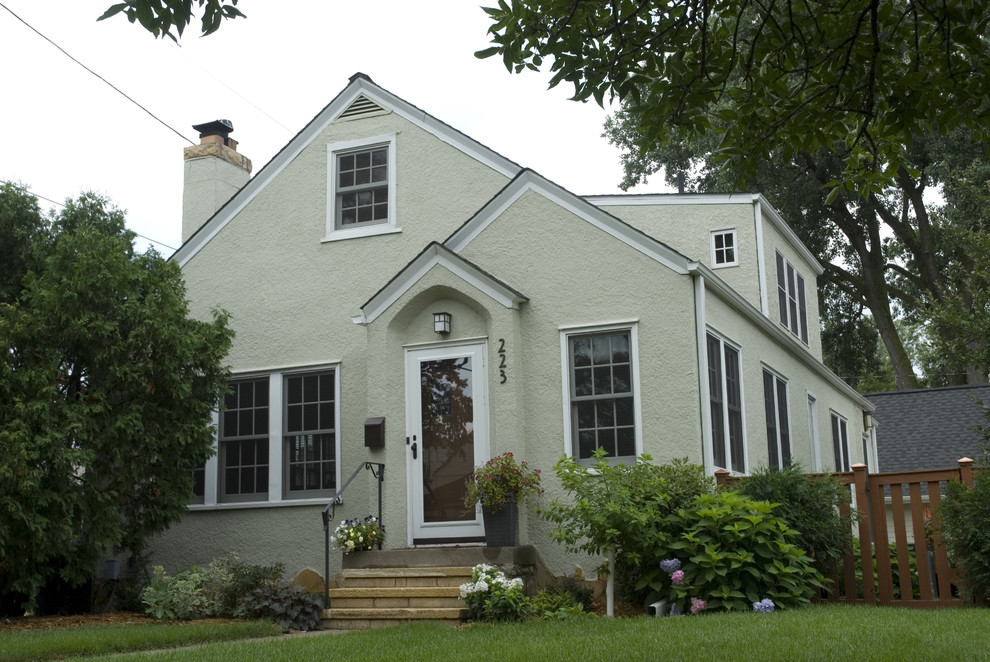 Idee per la facciata di una casa verde american style a due piani di medie dimensioni con rivestimento in stucco