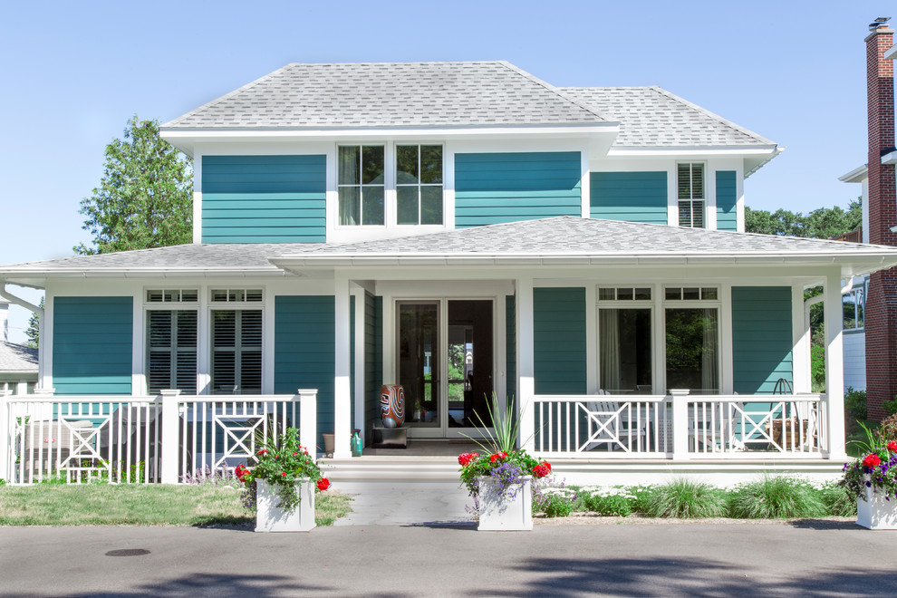 Mittelgroßes, Zweistöckiges Maritimes Einfamilienhaus mit Vinylfassade, blauer Fassadenfarbe, Walmdach und Schindeldach in Grand Rapids
