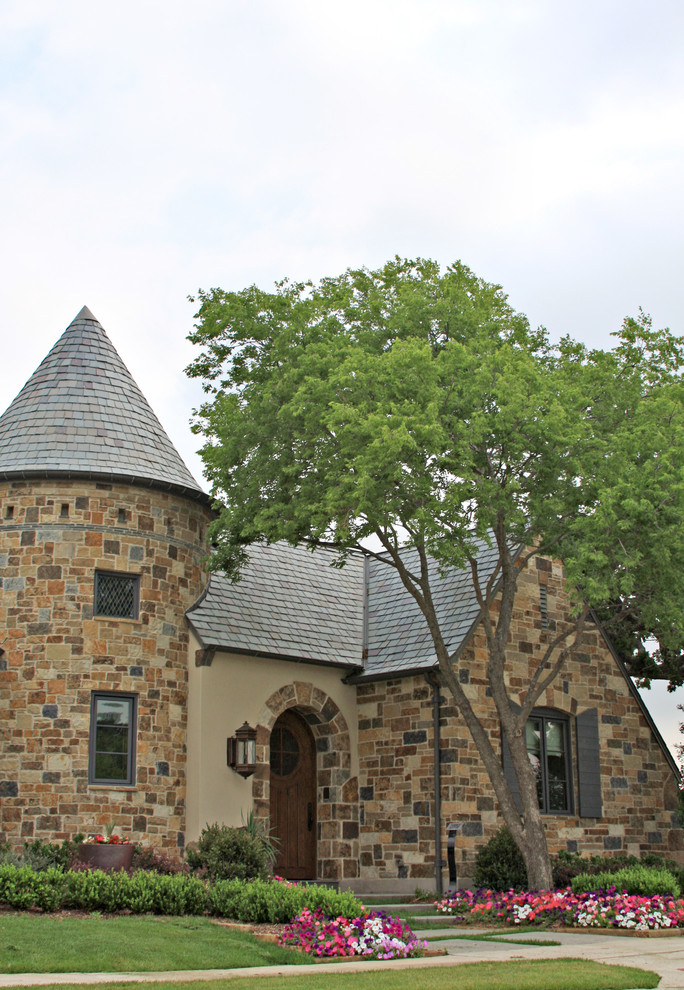 Mittelgroßes, Einstöckiges Klassisches Haus mit Steinfassade in Dallas