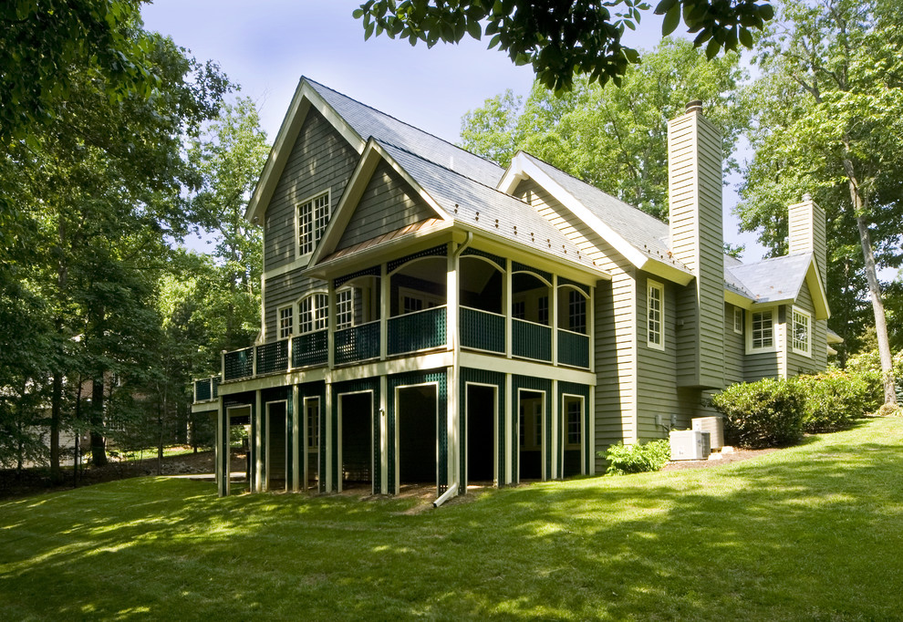Immagine della facciata di una casa verde classica a tre piani con rivestimento con lastre in cemento