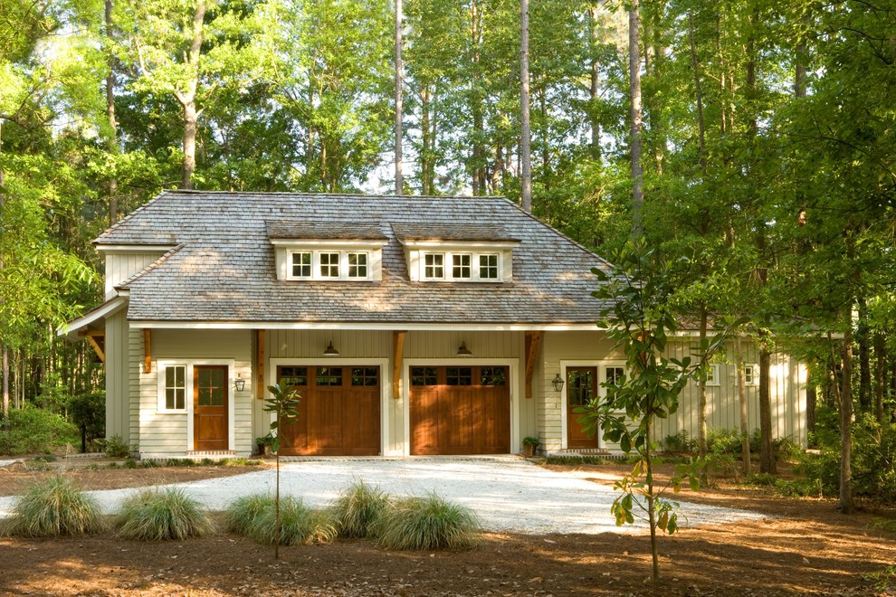 Diseño de fachada de casa blanca clásica pequeña de dos plantas con revestimiento de madera, tejado a cuatro aguas y tejado de teja de madera