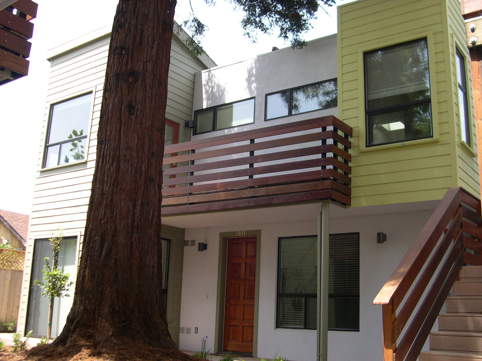 Ejemplo de fachada marrón contemporánea pequeña de dos plantas con revestimiento de aglomerado de cemento y tejado de un solo tendido