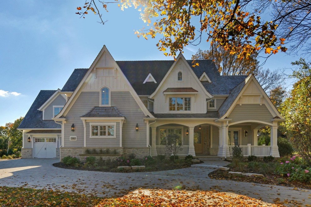 Свежая идея для дизайна: деревянный, серый дом в классическом стиле с двускатной крышей - отличное фото интерьера