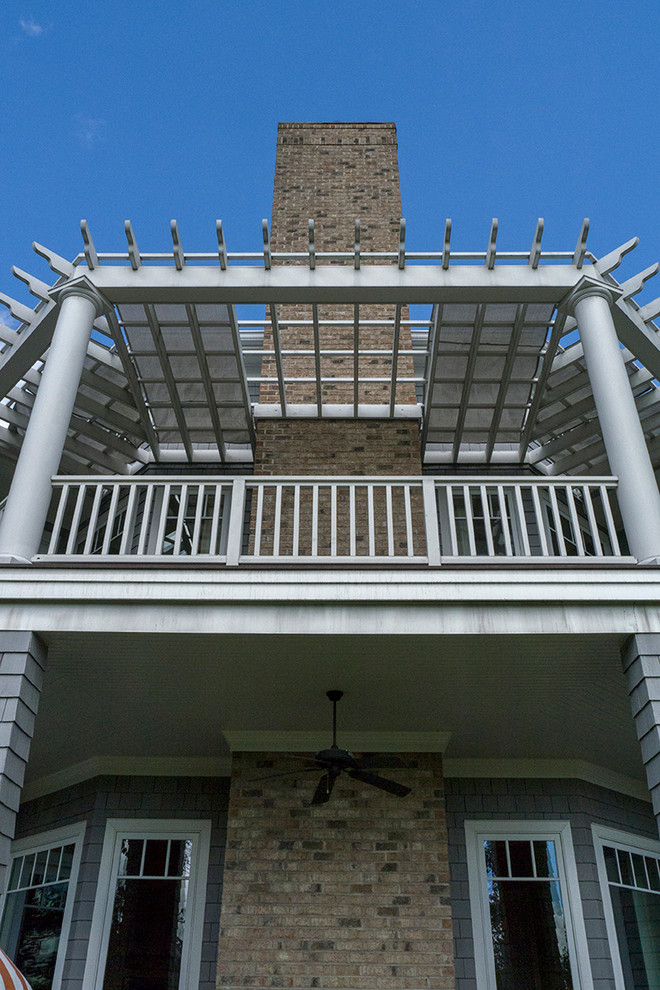Große, Dreistöckige Klassische Holzfassade Haus mit grauer Fassadenfarbe und Walmdach in Raleigh