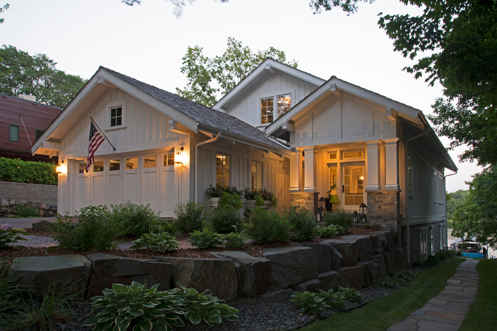 На фото: двухэтажный, деревянный, белый частный загородный дом среднего размера в современном стиле с крышей из гибкой черепицы с