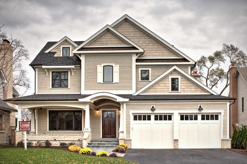 Imagen de fachada de casa beige de estilo americano de tamaño medio de dos plantas con revestimientos combinados, tejado a dos aguas y tejado de teja de madera