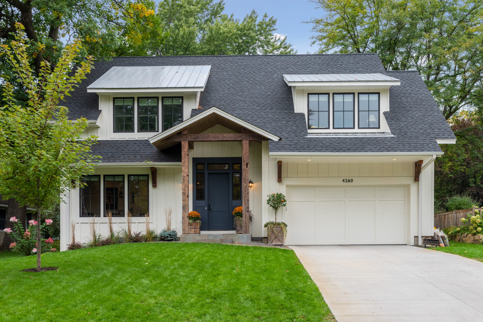 Mittelgroßes, Zweistöckiges Landhausstil Einfamilienhaus mit Faserzement-Fassade, weißer Fassadenfarbe, Satteldach und Misch-Dachdeckung in Minneapolis