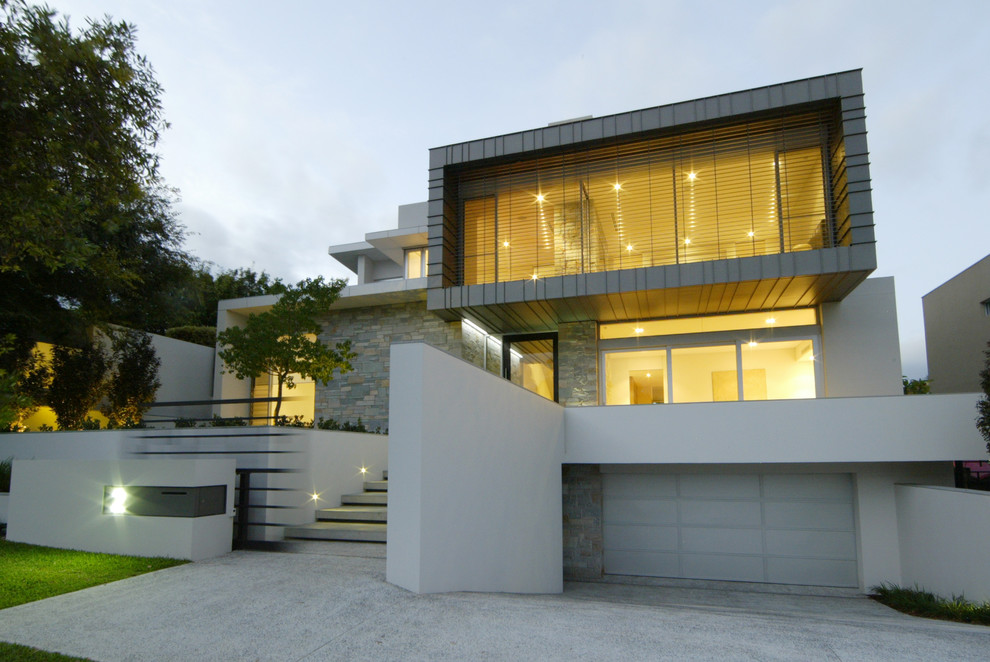 Ispirazione per la facciata di una casa grigia contemporanea a tre piani con rivestimento in metallo