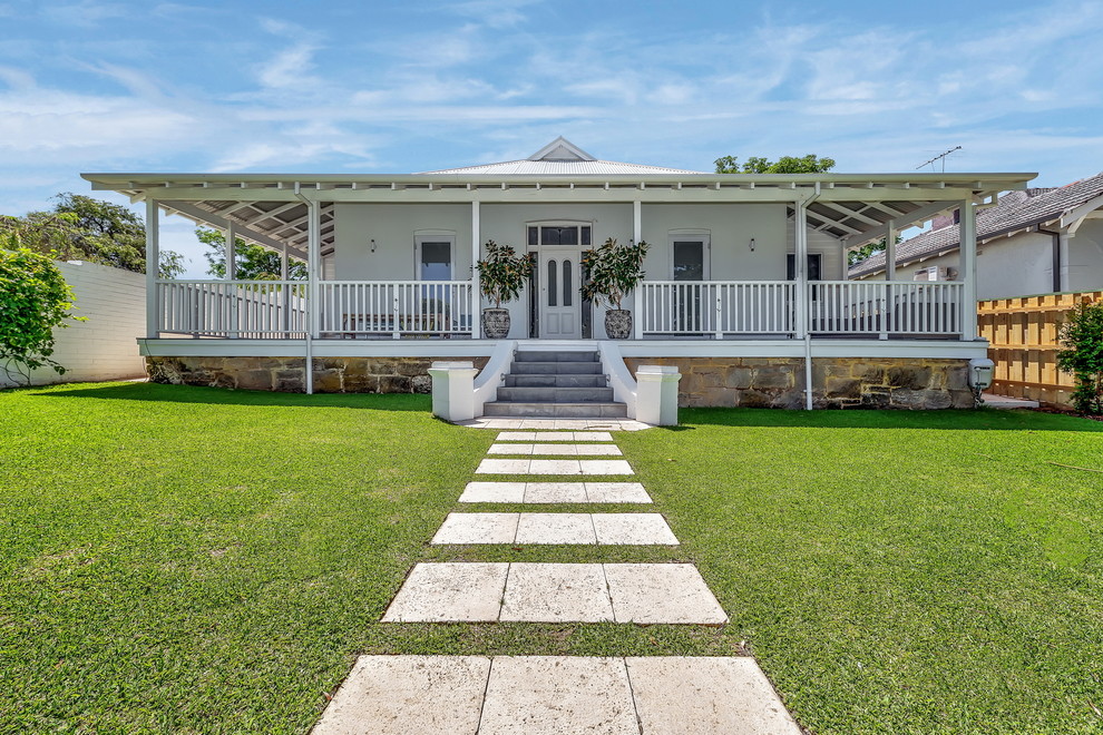 Maritimes Einfamilienhaus mit weißer Fassadenfarbe und Misch-Dachdeckung in Perth