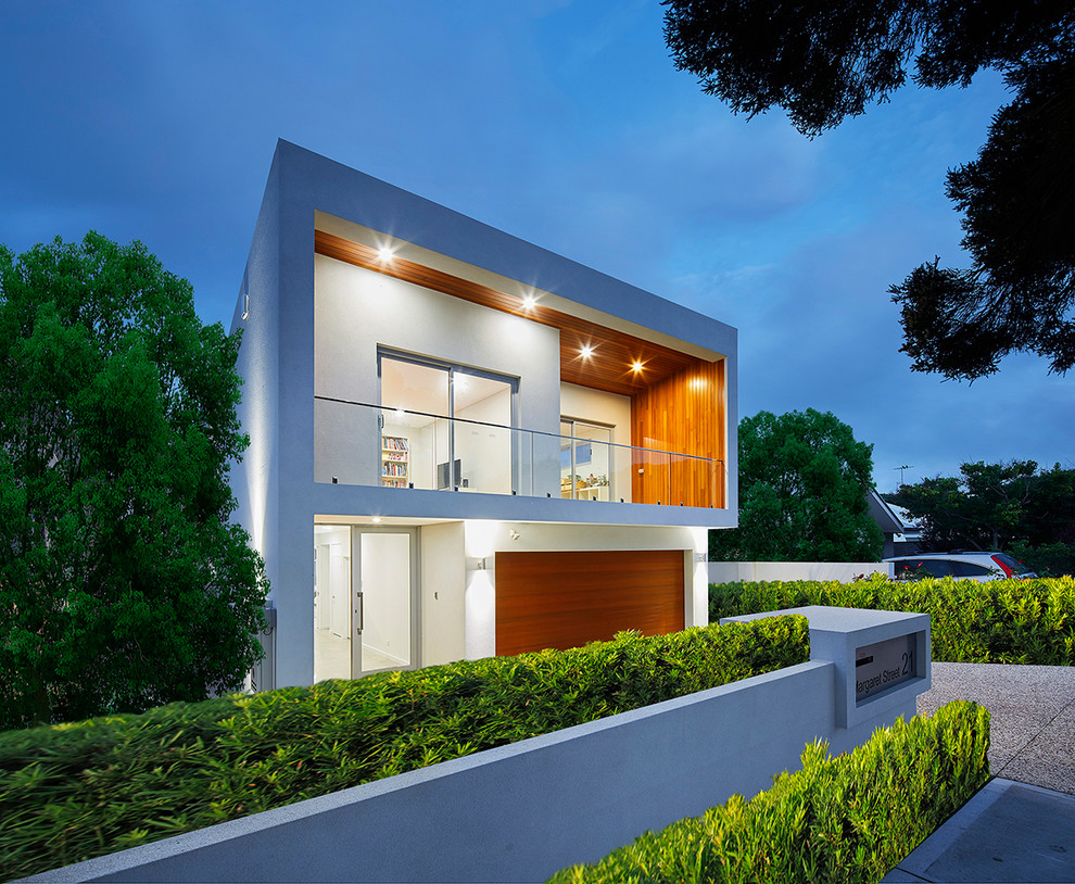 Свежая идея для дизайна: маленький, двухэтажный, деревянный, белый частный загородный дом в стиле модернизм для на участке и в саду - отличное фото интерьера